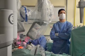 Hospital de Blumenau realiza procedimento robótico inédito em SC