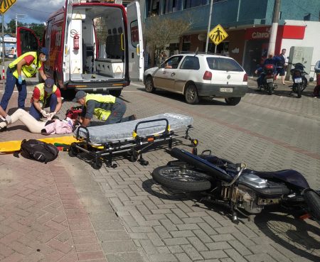 Mulher fica ferida após colisão entre moto e carro em Timbó