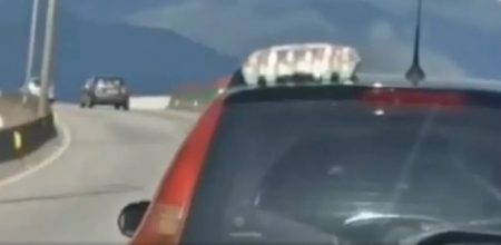 Motorista "esquece" bandeja de ovos em cima do carro em Palhoça