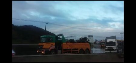 Carreta cai em canaleta e deixa trânsito parado na BR-101 em Araquari