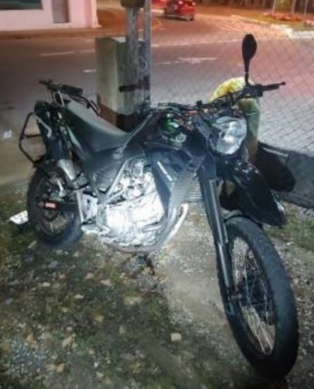 Motociclista fica com ferimentos graves depois de bater em um poste em Timbó