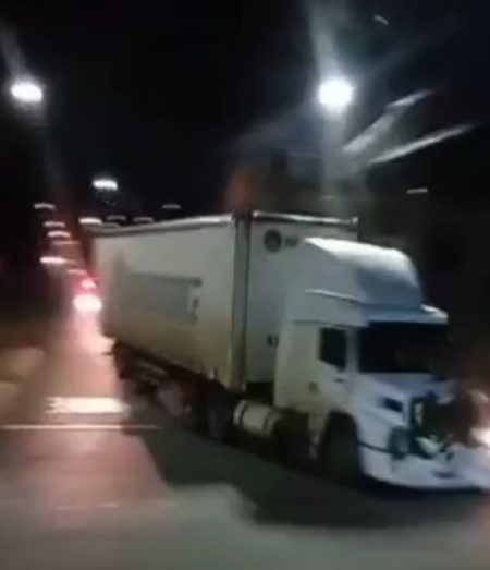 Motorista bêbado tenta escapar da Polícia Militar com uma carreta em Videira