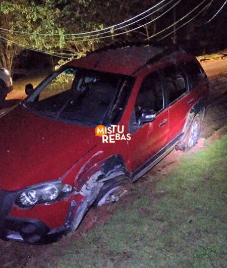 Motorista bate o carro em poste, foge mas esquece a CNH em Timbó