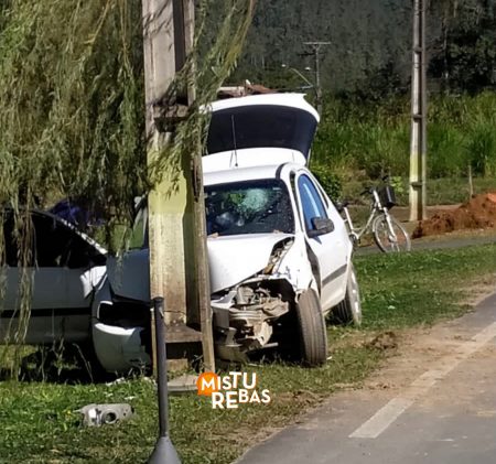 Arcanjo 03 atende vítima que colidiu veículo no poste em Doutor Pedrinho