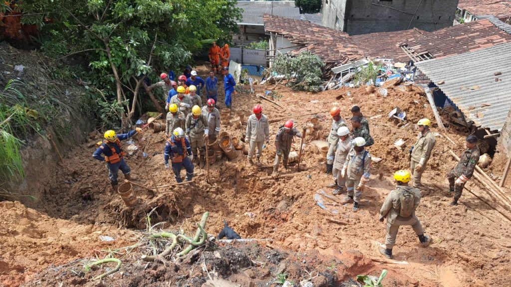Bombeiros catarinenses resgatam corpo de vítima das chuvas em Recife