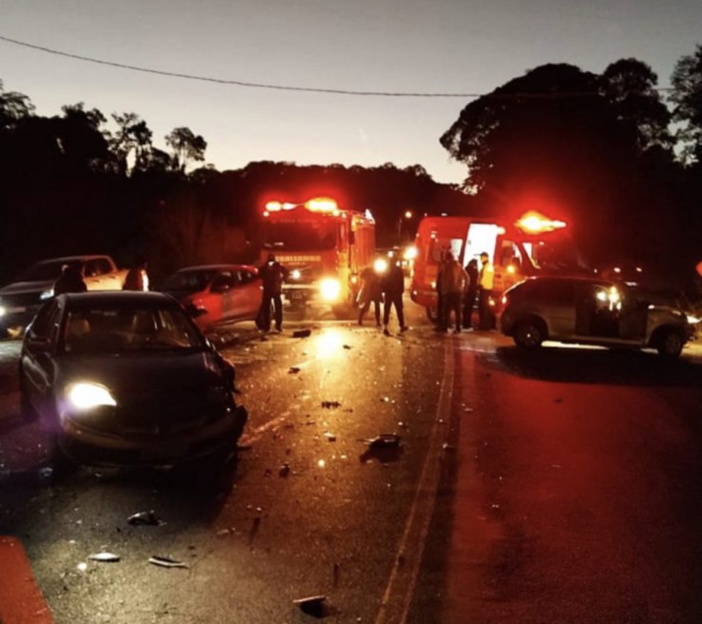 Três carros se envolvem em um acidente na BR-470 em Blumenau