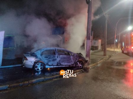 Veículo pega fogo após colidir contra poste em Timbó