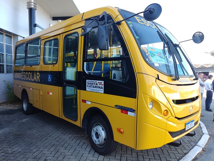 Governo de SC entrega mais 33 ônibus escolares aos municípios