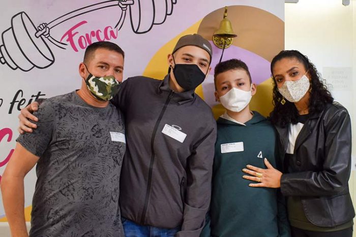 Irmãos vencem tratamento de câncer e comemoram em Blumenau