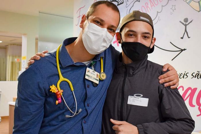 Irmãos vencem tratamento de câncer e comemoram em Blumenau