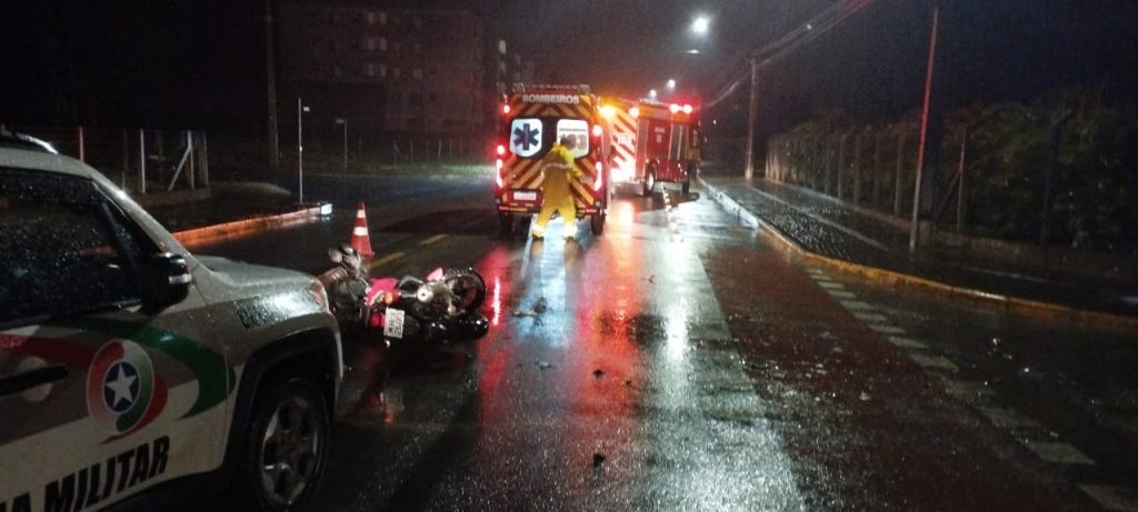 Motociclista para no hospital após colidir contra carro em Timbó