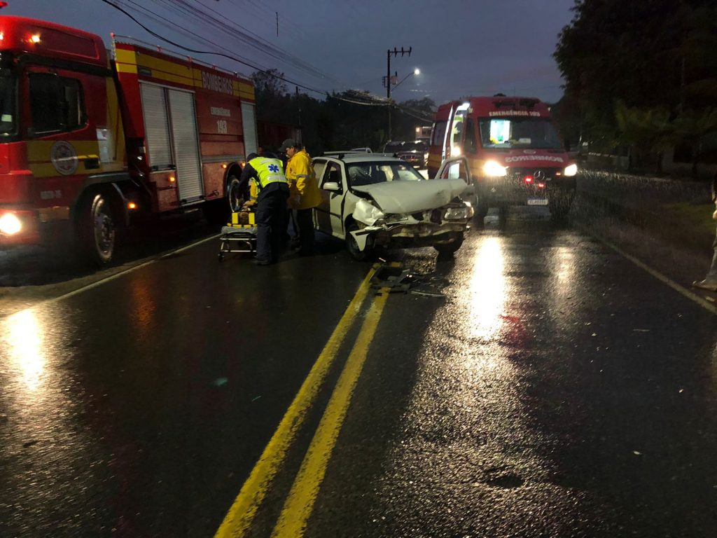 Acidente de trânsito deixa passageiro de veículo ferido em Timbó