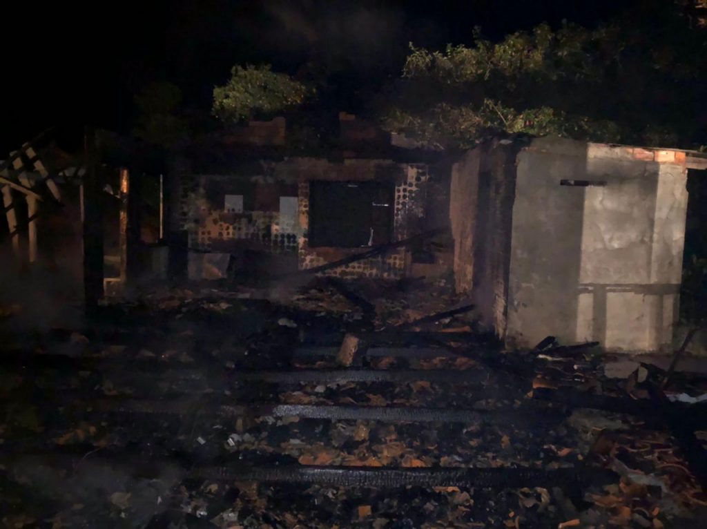 Residência fica destruída após incêndio em Vidal Ramos