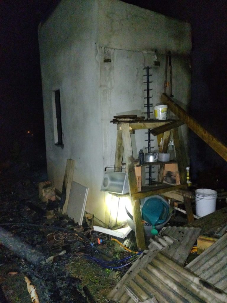 Residência de madeira é destruída por incêndio em Ituporanga