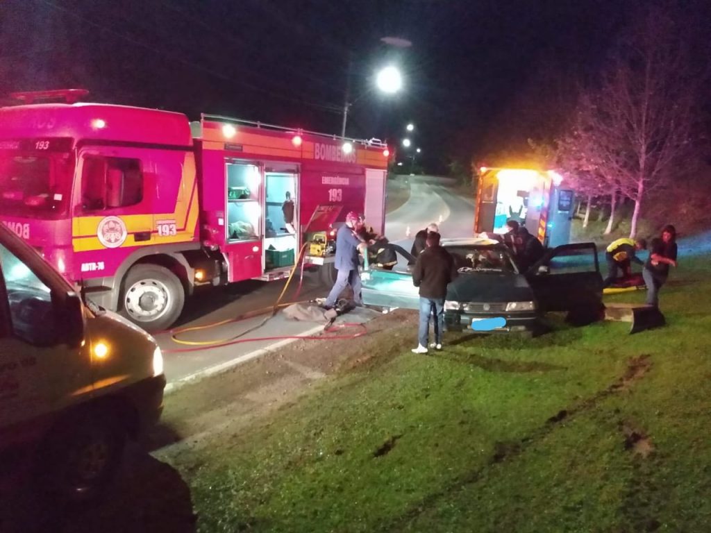 Três pessoas ficam feridas após acidente de trânsito em Timbó