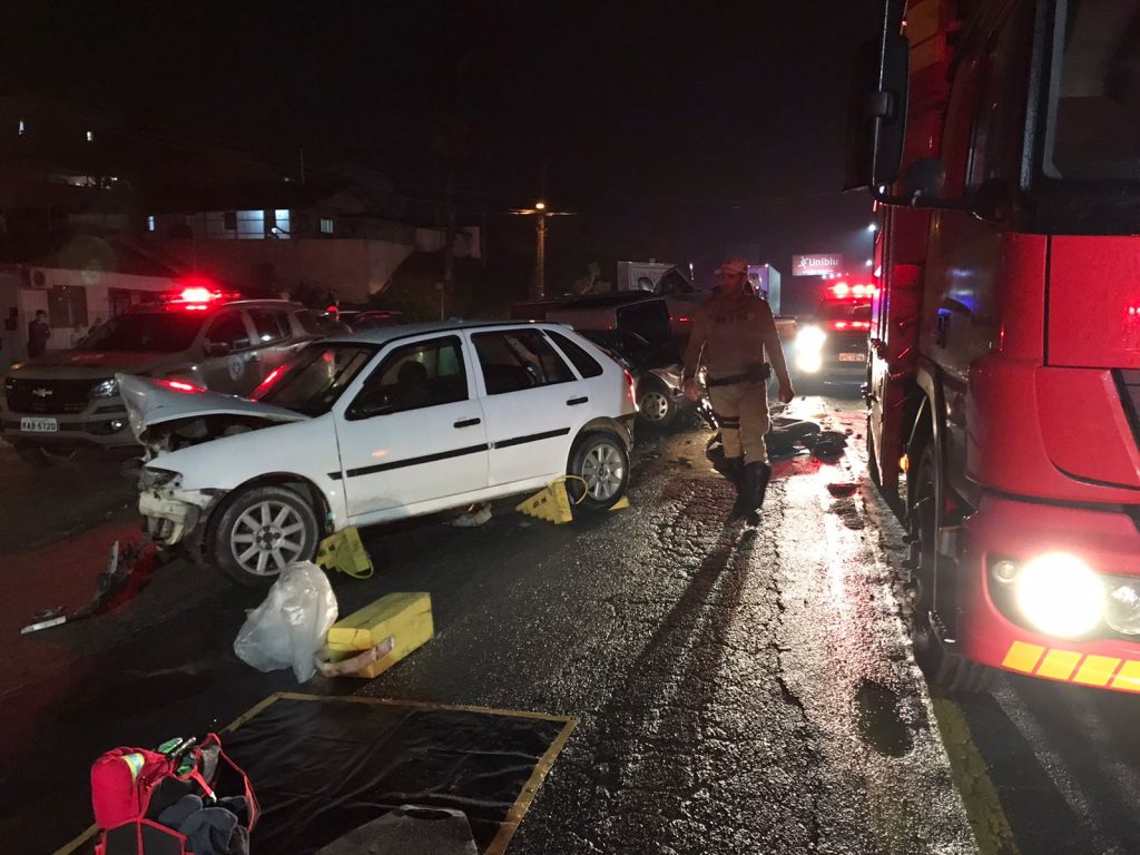Colisão entre três veículos deixa mulher gravemente ferida em Gaspar