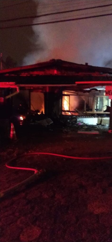 Residência fica completamente destruída após pegar fogo em Blumenau