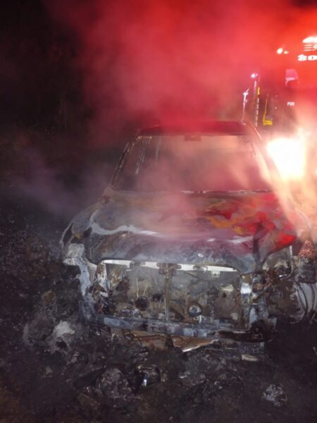 Veículo é completamente destruído por incêndio em Pouso Redondo