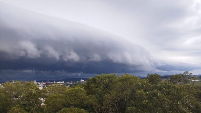 Formação de nuvem “prateleira” chama atenção em Chapecó