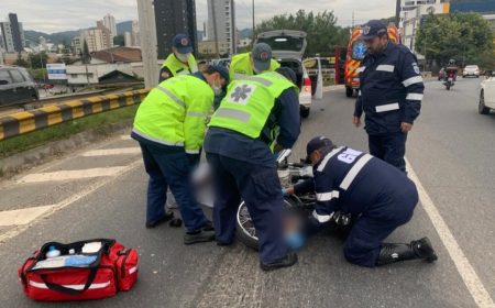 Motociclista sofre ferimento lacerante após colisão em Blumenau