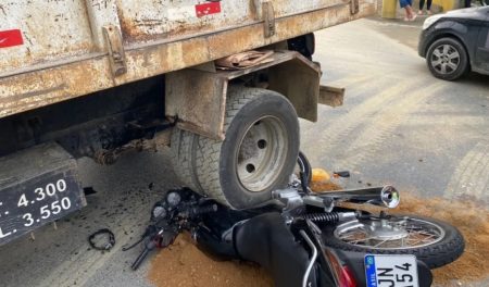Colisão entre moto e caminhão deixa motociclista ferido em Blumenau
