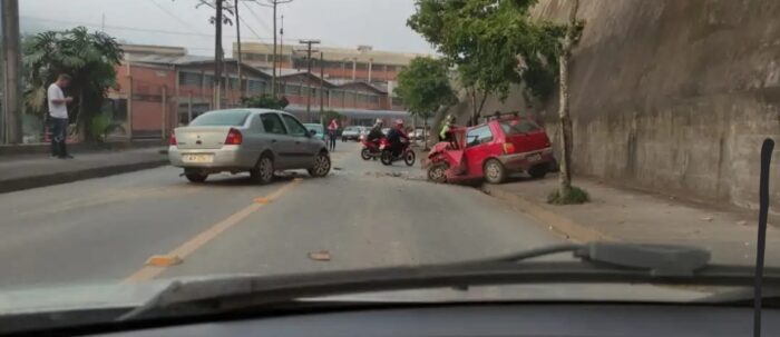 Dois carros se envolvem em grave acidente dm Jaraguá do Sul 