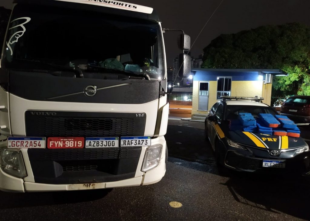 Caminhão roubado em Lontras é recuperado com mais de 100 kg de maconha em São José
