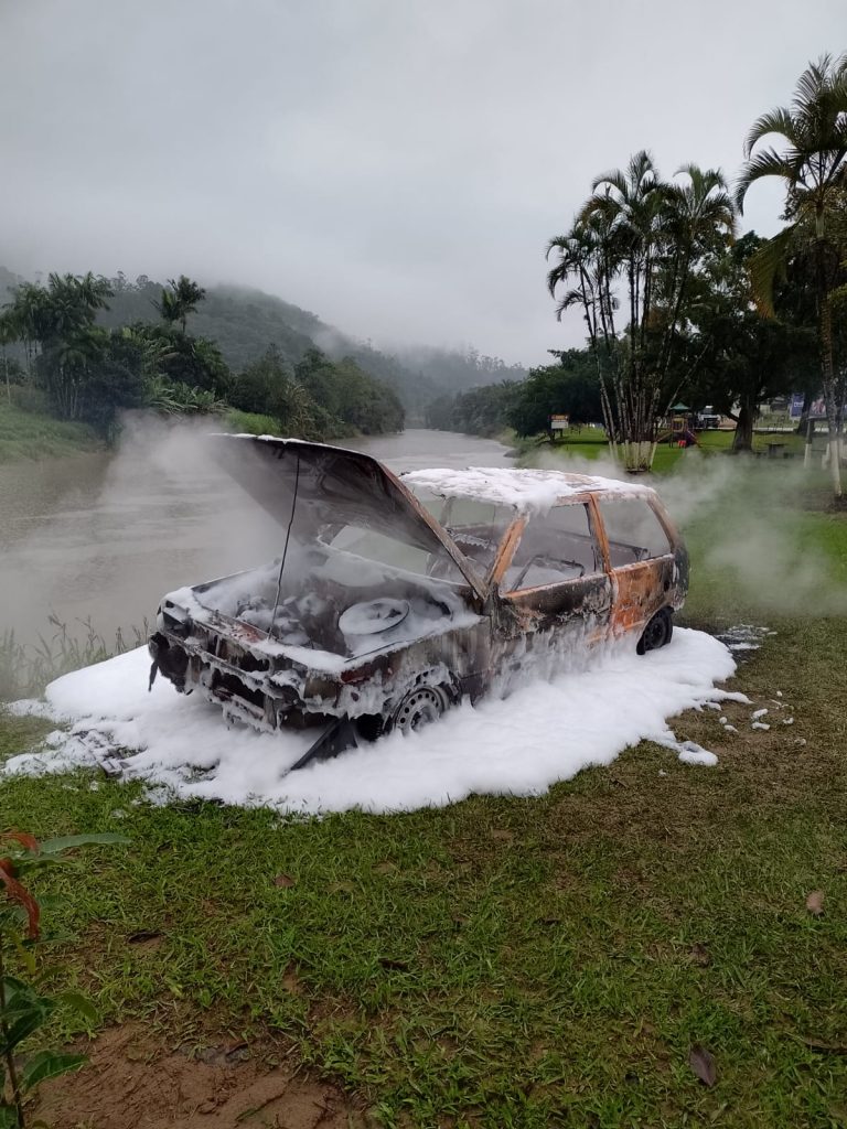 Incêndio destroi carro em Benedito Novo