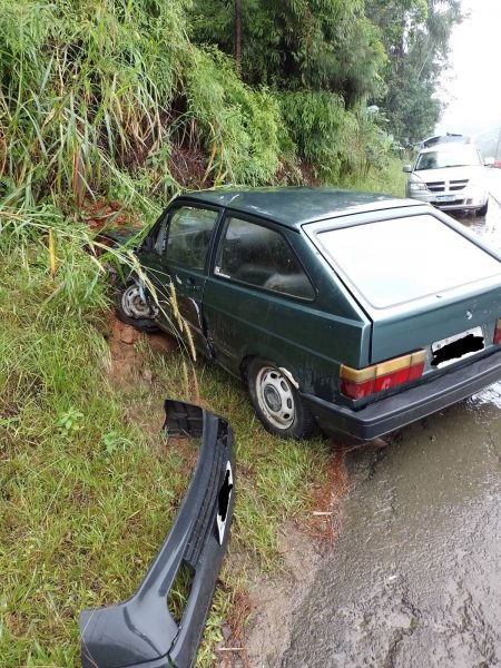 Motorista dorme ao volante e provoca acidente em Rodeio