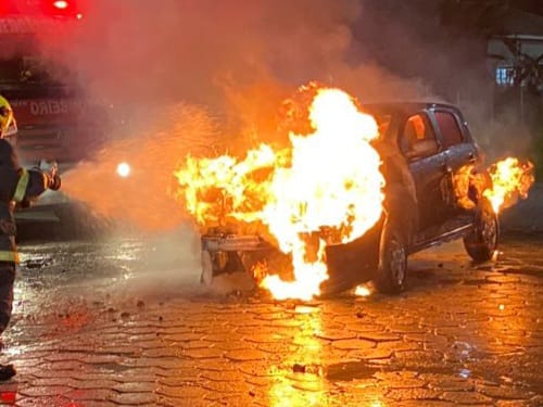 Carro pega fogo após falha em cilindro de GNV em Barra Velha