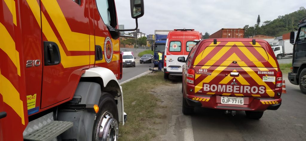 Ciclista morre atropelado na BR-470 em Blumenau