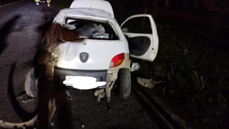 Motorista é jogado para fora do carro após acidente em Indaial