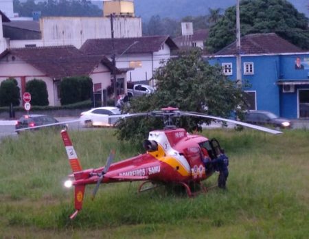 Helicóptero Arcanjo auxilia mulher que teve para cardíaca em Timbó