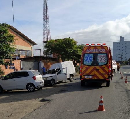 Acidente entre dois carros deixa uma pessoa ferida em Blumenau