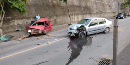 Dois carros se envolvem em grave acidente dm Jaraguá do Sul