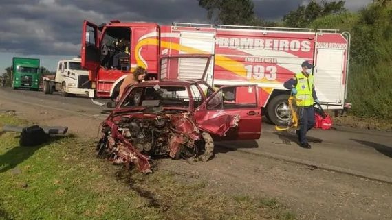 Motorista fica ferido após colisão entre carro e carreta na BR-470 em Pouso Redondo