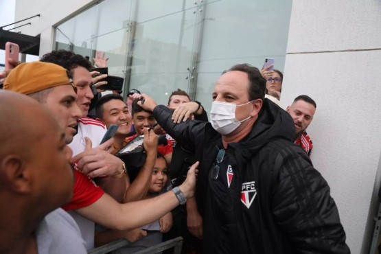 Repercussão da decisão judicial do TJSC faz jovem receber luvas de Rogério Ceni em Florianópolis