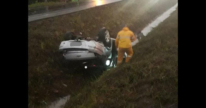 Carro capota após acidente de trânsito em Gaspar