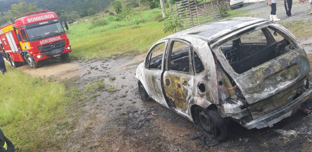 Carro fica destruído após incêndio em Benedito Novo