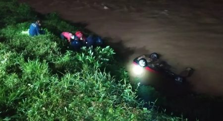 Homem perde a vida ao cair com carro em rio de Brusque
