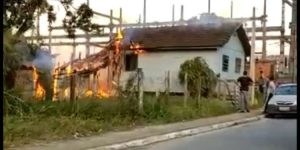 Casa fica parcialmente destruída após incêndio em Guaramirim