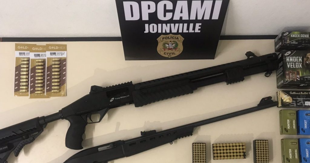 Armas e munições são apreendidas pela Polícia Civil no centro de Joinville