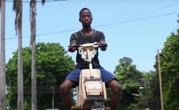 Jovem desenvolve moto elétrica utilizando madeira e painéis solares