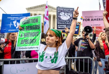 Decisão que garante direito ao aborto é derrubada pela Suprema Corte dos EUA