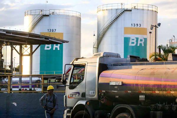 Após reunião tensa, conselho da Petrobras aprova novo reajuste dos combustíveis