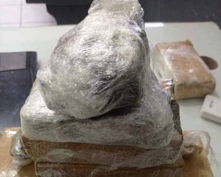 Motorista de aplicativo encontra mochila cheia de drogas em jaraguá do Sul