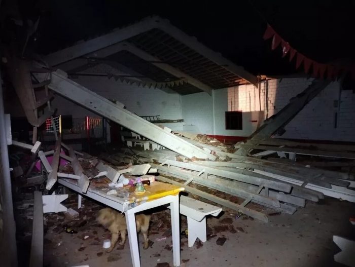 Desabamento de telhado durante festa deixa uma criança morta e mais de vinte feridas em SC