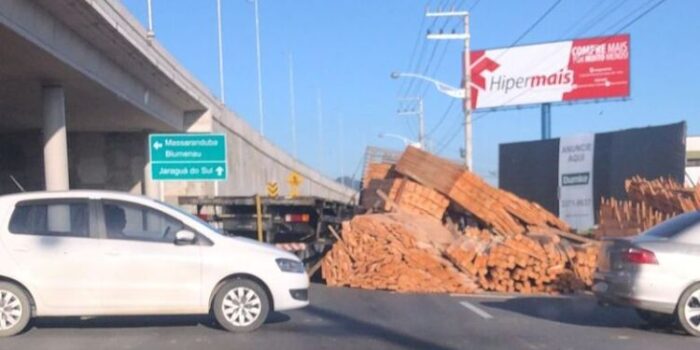 Viaduto de Guaramirim fica interditado após queda de carga de caminhão 