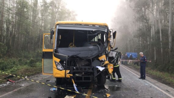 Motorista de ônibus escolar morre e 22 pessoas ficam feridas em Siderópolis