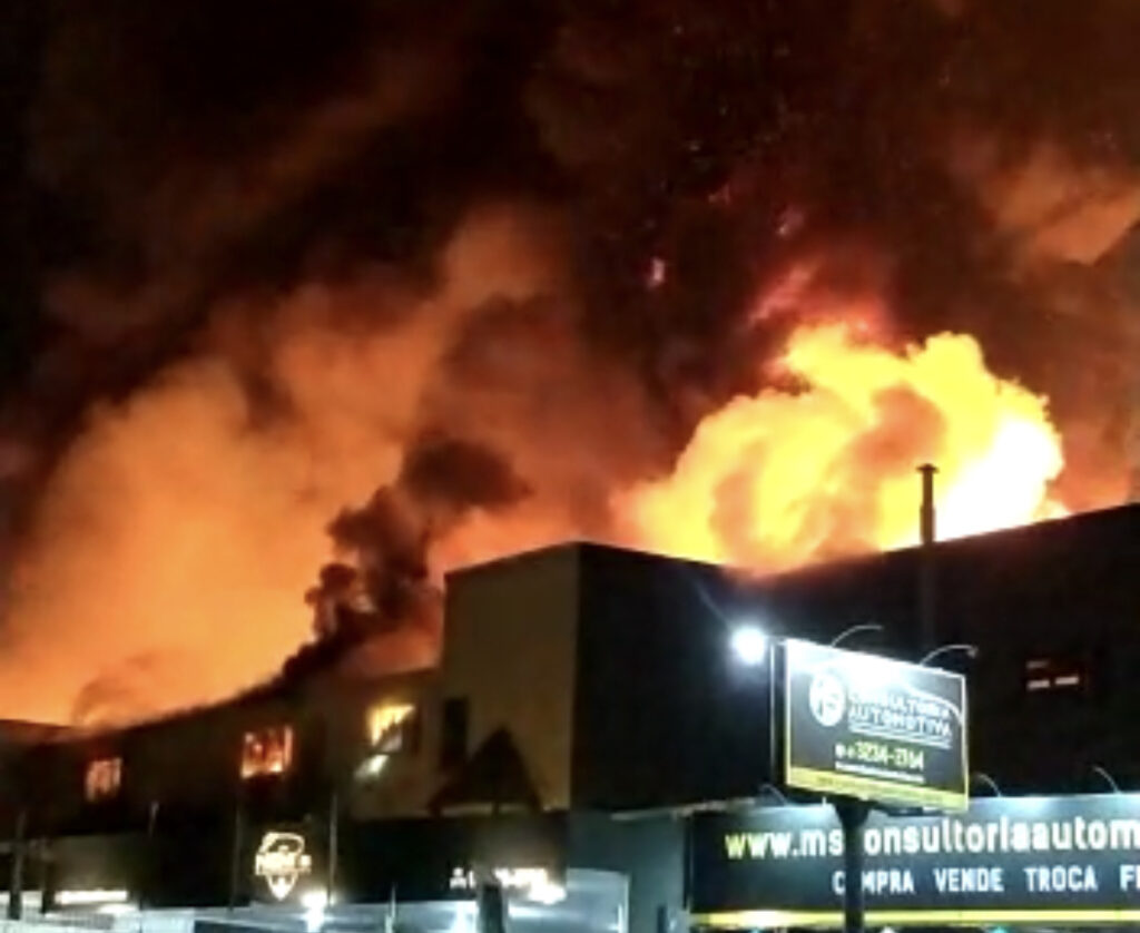 Incêndio consome fábrica em Blumenau
